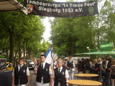 Das Tambour-Corps bei der Ankunft am Kirmesplatz
