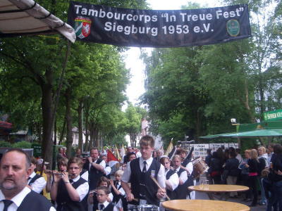 Das Tambour-Corps bei der Ankunft am KIrmesplatz