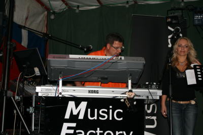 Musik Factory auf der Bühne beim Tambour-Corps und bei den Junggesellen