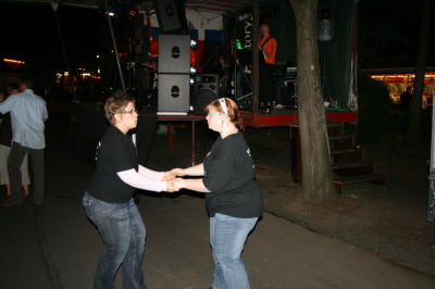 Maren und Birgit versuchen zu tanzen